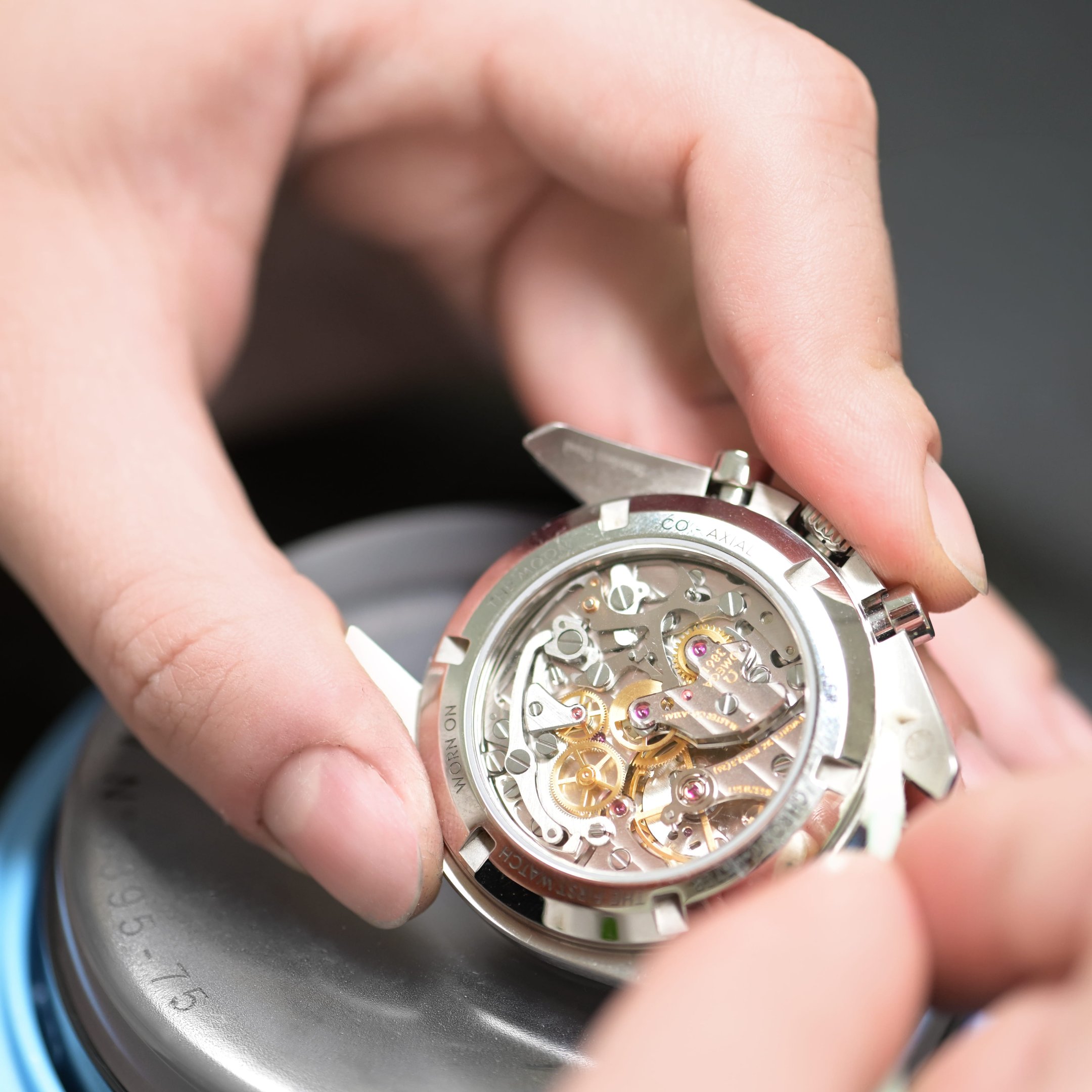 Detailprüfung einer Uhr bei Chrono24 Direct